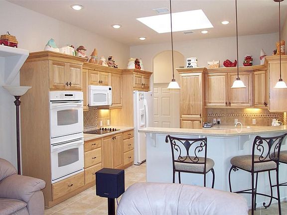 KITCHEN & BREAKFAST BAR