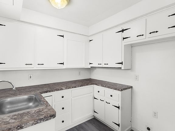 5th image of 368 Erskine Ave