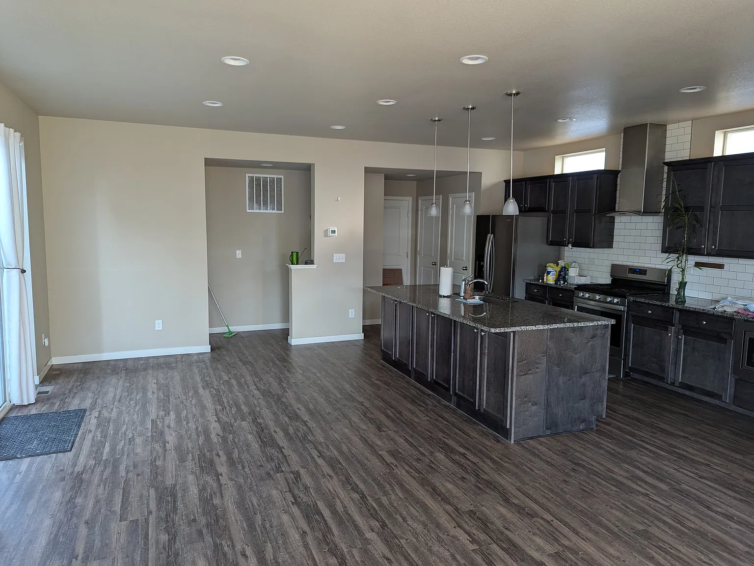 3 bed, 2.5 bath, 2600 sqft, $2,600 — Photo 4