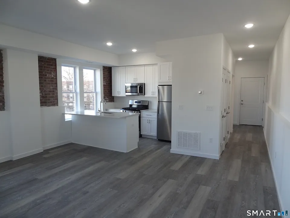 2806 Fairfield Ave #205