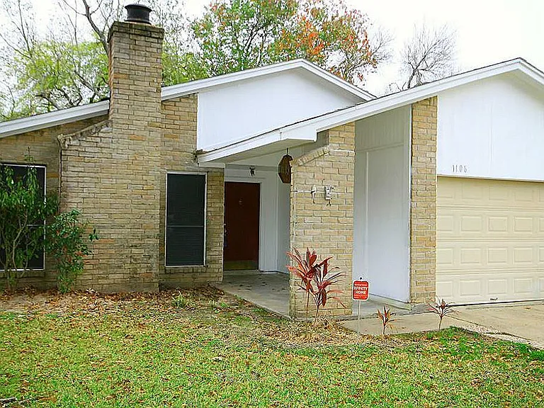 1106 Ravenscourt Dr — Photo 2