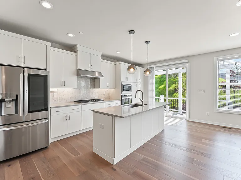 178 Kennedy Dr — Photo 5