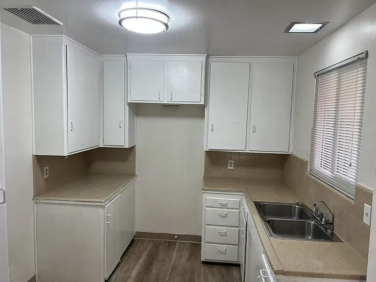401 W Grand Ave #C — Photo 8