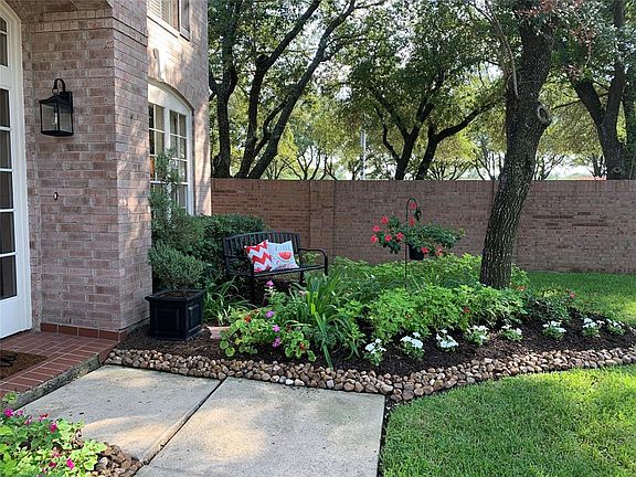 NEIGHBORS ON ONE SIDE ONLY (PIC FROM 2020)