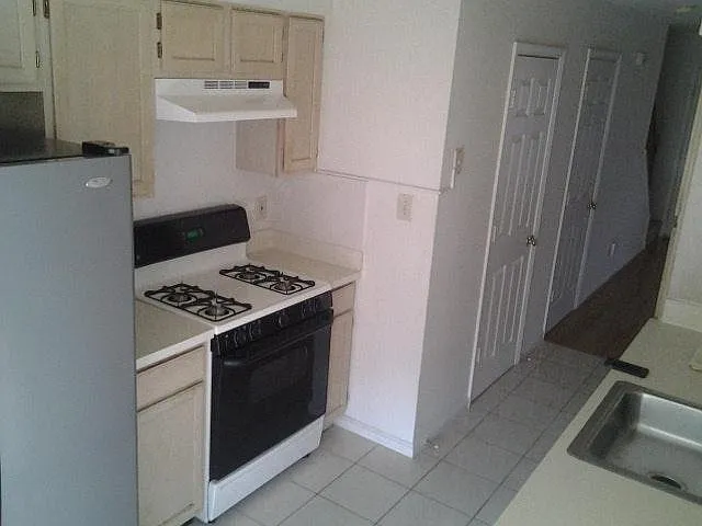 3 bed, 1800 sqft, $2,700 — Photo 3