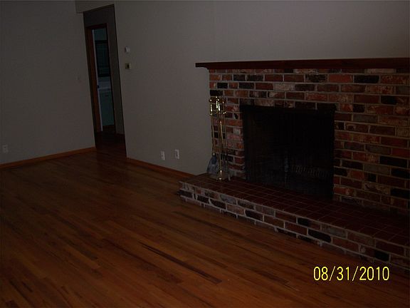 Hardwoods Living/Dining/Fireplace