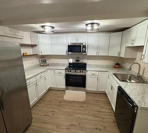 4th image of 125 College St