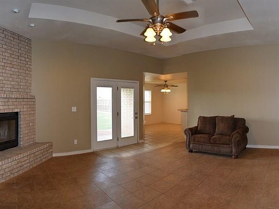 4th image of 906 E Texas Ave