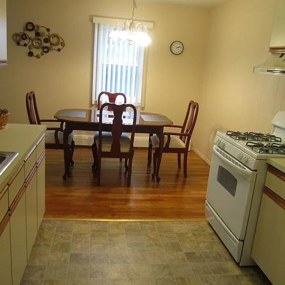 82 Regency Park Dr — Photo 2