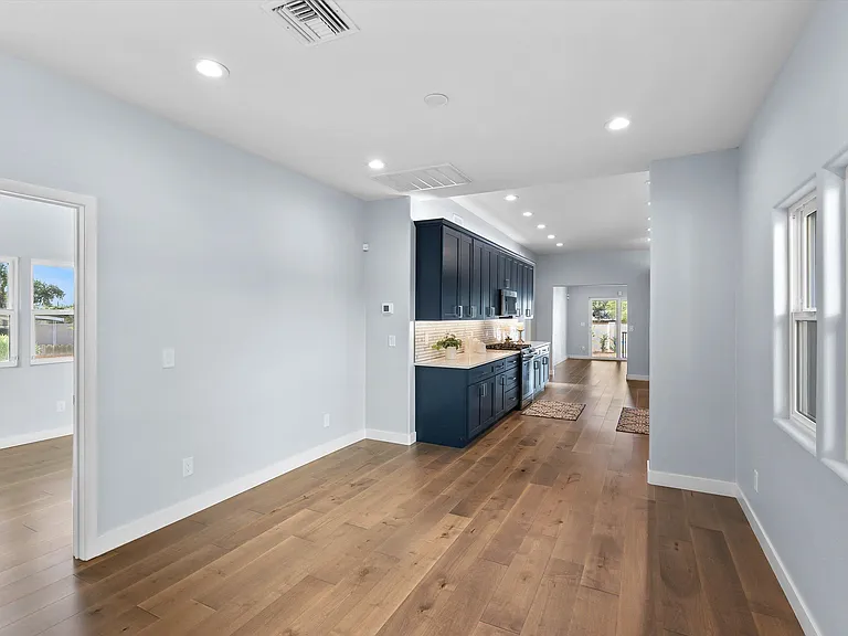 1525 E 10th St — Photo 21