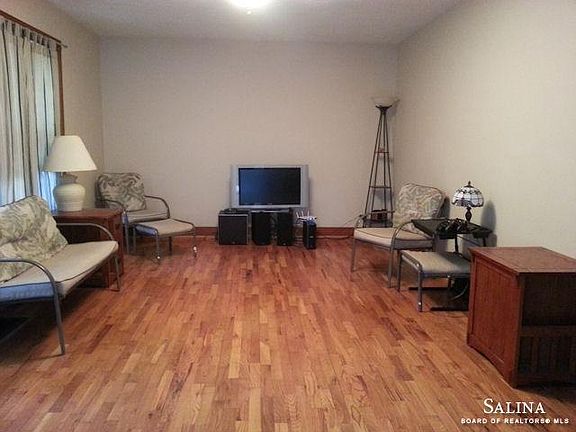 3rd image of 814 Cedar St