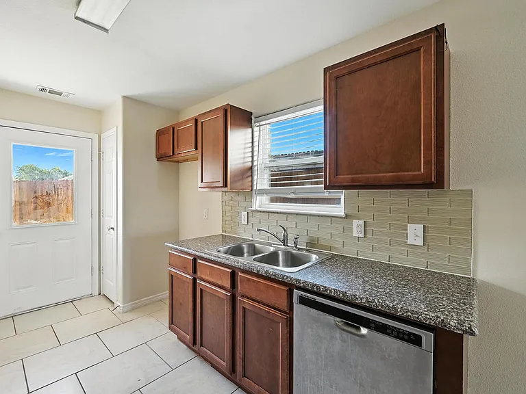 721 E College St — Photo 5