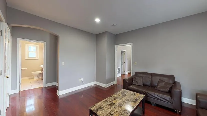 4 bed, 1.5 bath, 1550 sqft, $3,200 — Photo 4
