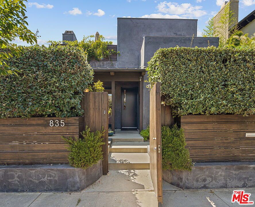 1st image of 835 Superba Ave