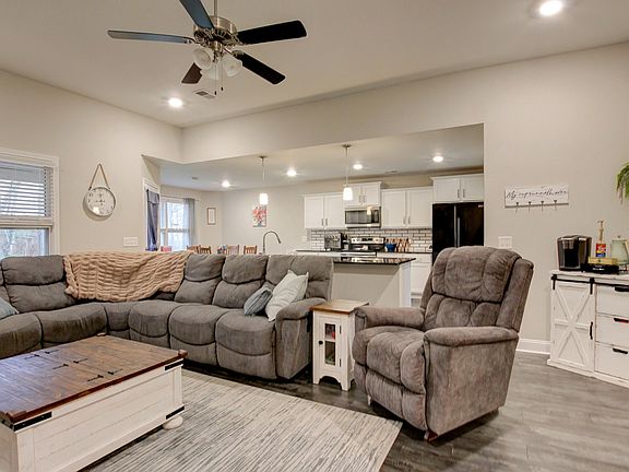 3rd image of 122 Lucerne Ln