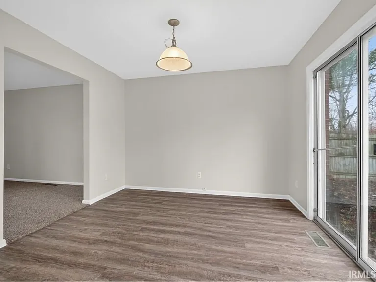 924 E Washington Center Rd — Photo 22