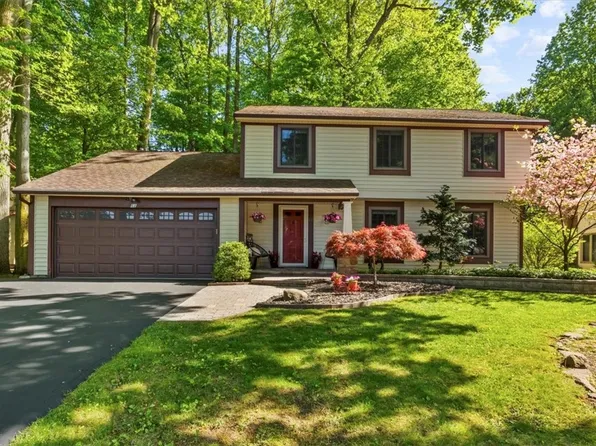 68 Larkwood Dr, Rochester, NY 14626