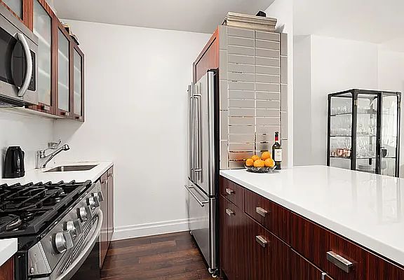 4th image of 212 E 47th St APT 32F
