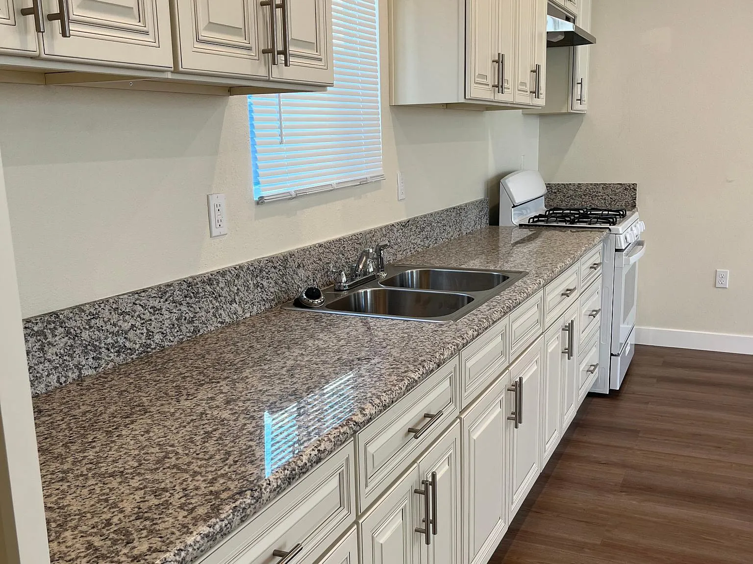 1049 Raymond Ave — Photo 4