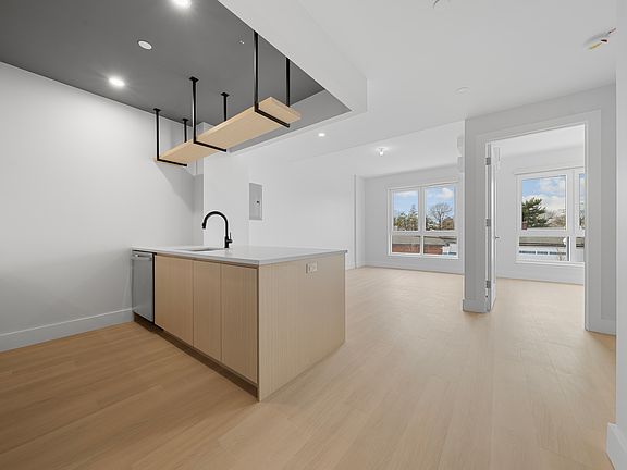 4th image of 77-63 Vleigh Pl #213