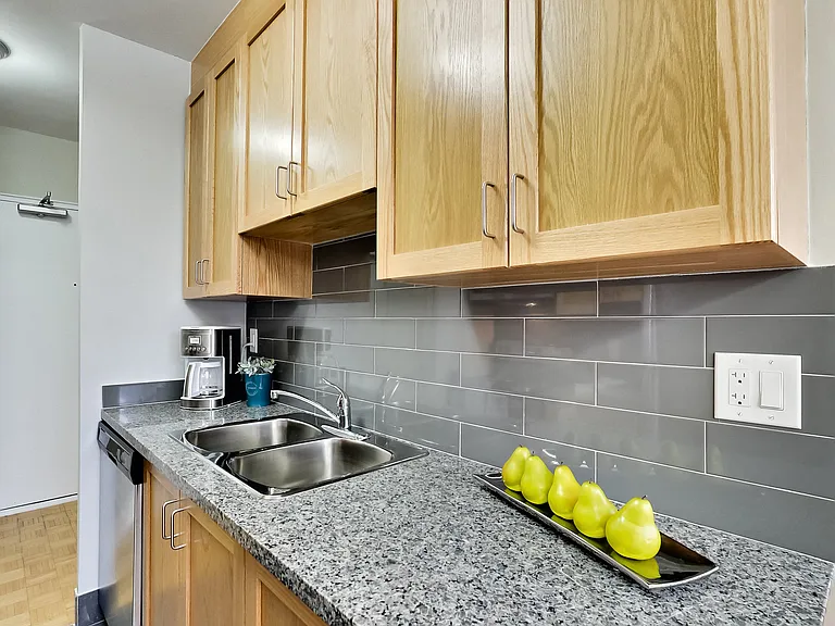 42 Glen Elm Ave #206 — Photo 27