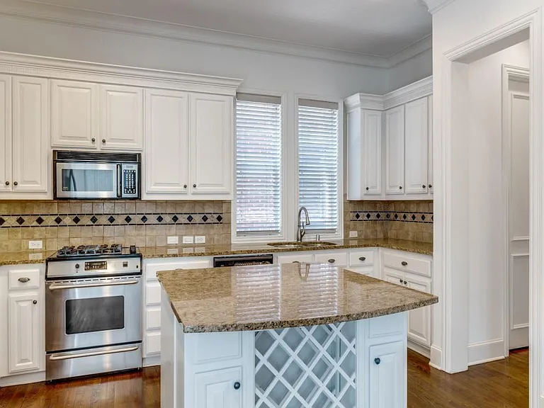 4223 Travis St — Photo 2