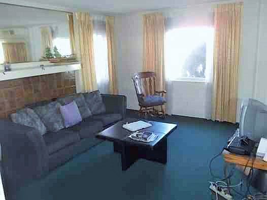 1st image of 832 W 42nd Pl