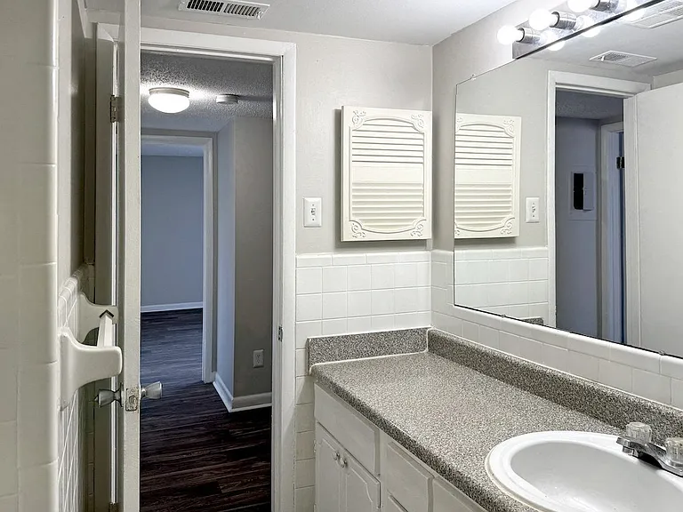 Spring Lake Cove Apartments — Photo 25