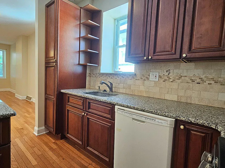 130 Rockland Ave — Photo 6