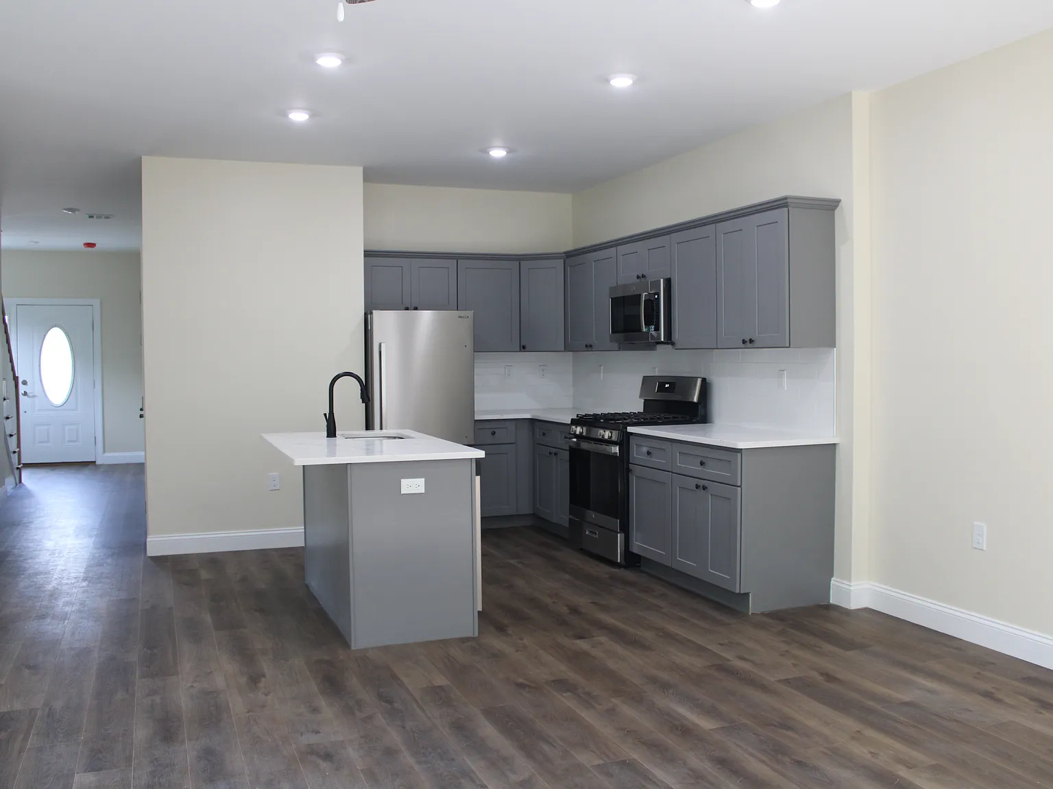 3 bed, 2.5 bath, 2600 sqft, $3,000 — Photo 4