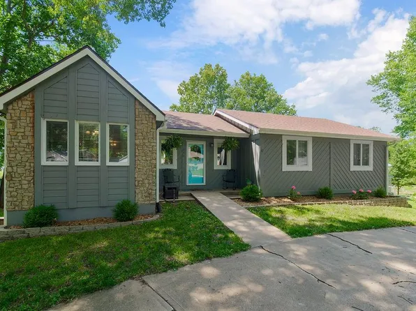 200 S Broadmoor St, Louisburg, KS 66053