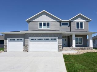 2739 Golden Ln S, Fargo, ND