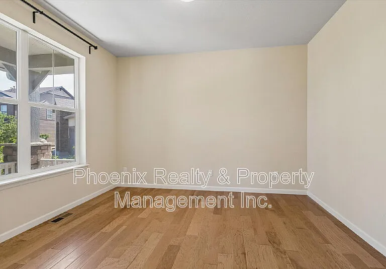 963 Laramie Ln — Photo 3