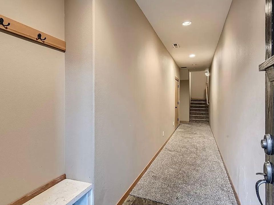 1st image of 600 NE Grove St #600