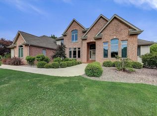 13750 N Legacy Hills Dr, Mequon, WI 53097