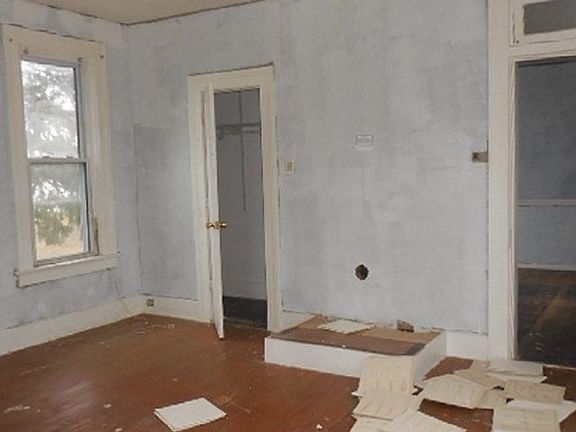 4th image of 139 Center St