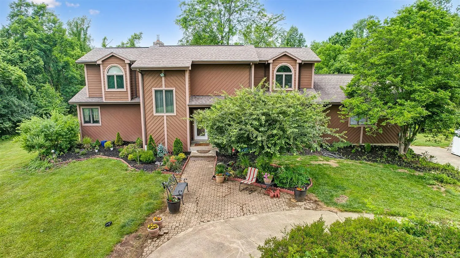 2940 Triplecrown Dr photo 1