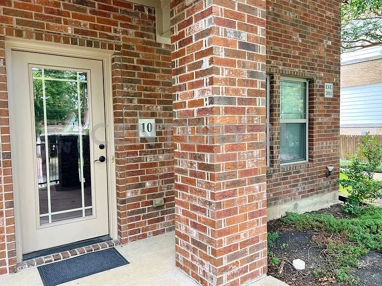 420 W Franklin St #10 — Photo 3