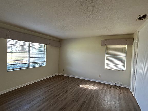 5th image of 801 E Barnard St