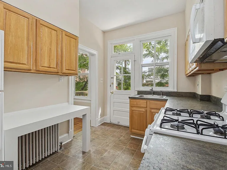 2237 Hall Pl NW — Photo 7