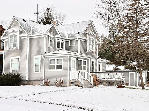 3rd image of 900 College St S
