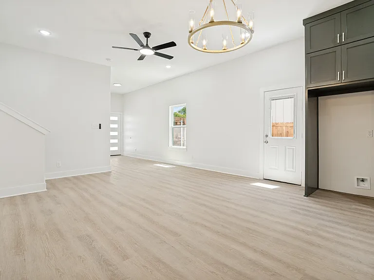 8009 Doreen Ave — Photo 2