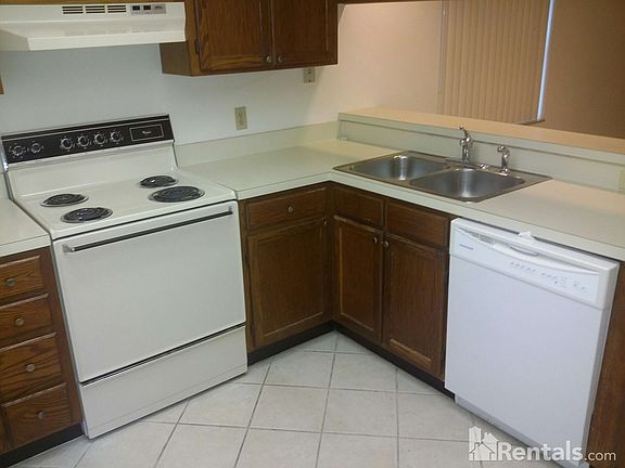 4th image of 50 Woodlake Ct