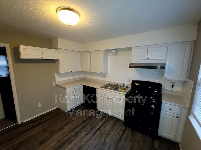 5703 NE 51st St — Photo 4