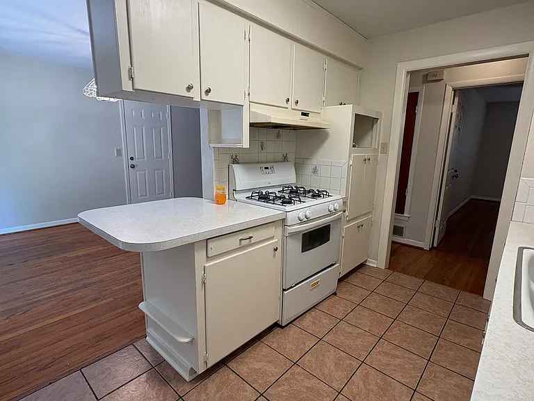 588 Rea Ave — Photo 7