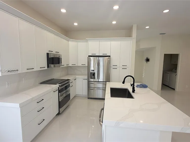 692 Maplewood Ct — Photo 6