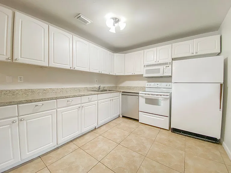 1016 NE 33rd St — Photo 3