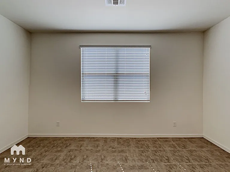 565 W Tallula Trl — Photo 2