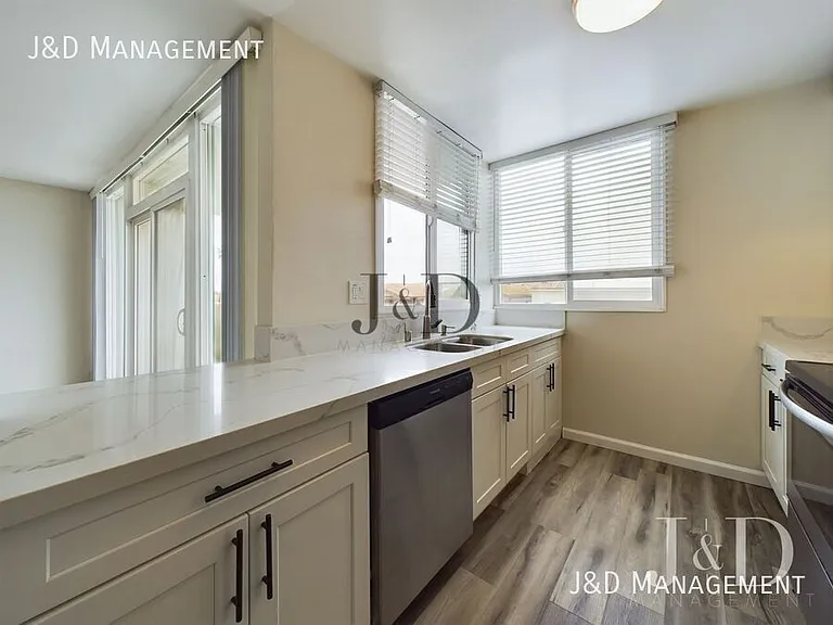 1120 S Pacific St — Photo 22