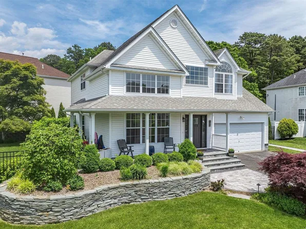 47 Manorview Way, Manorville, NY 11949
